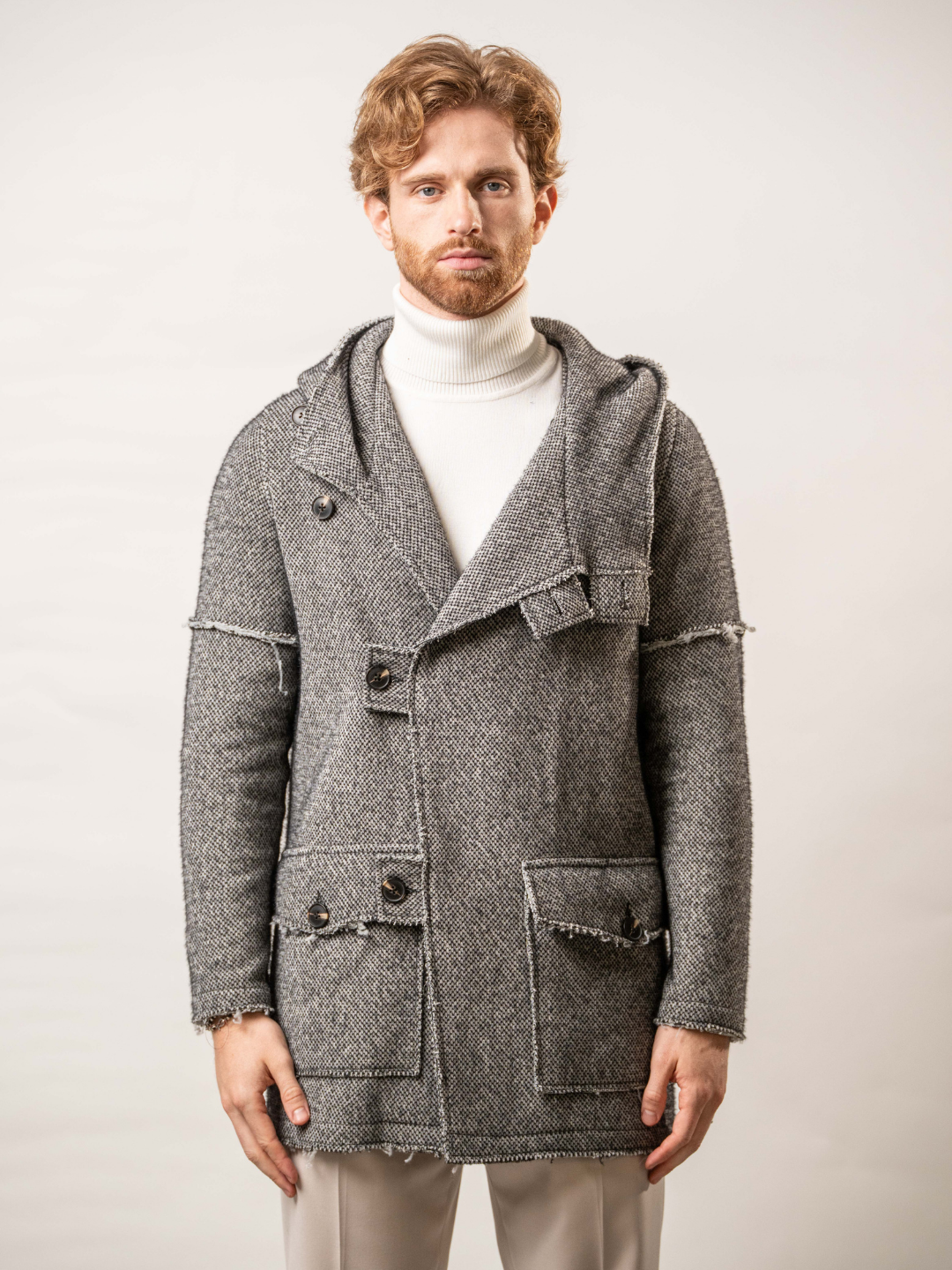 Cappotto con cappuccio effetto lana e tagli vivi – Karl Mommoo