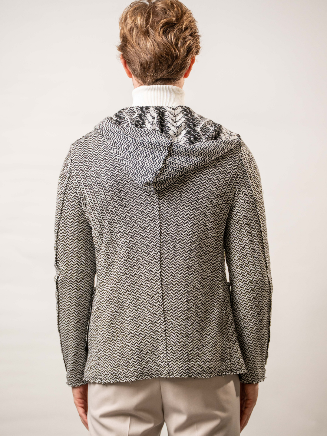 Giacca con cappuccio in maglia operata – Karl Mommoo