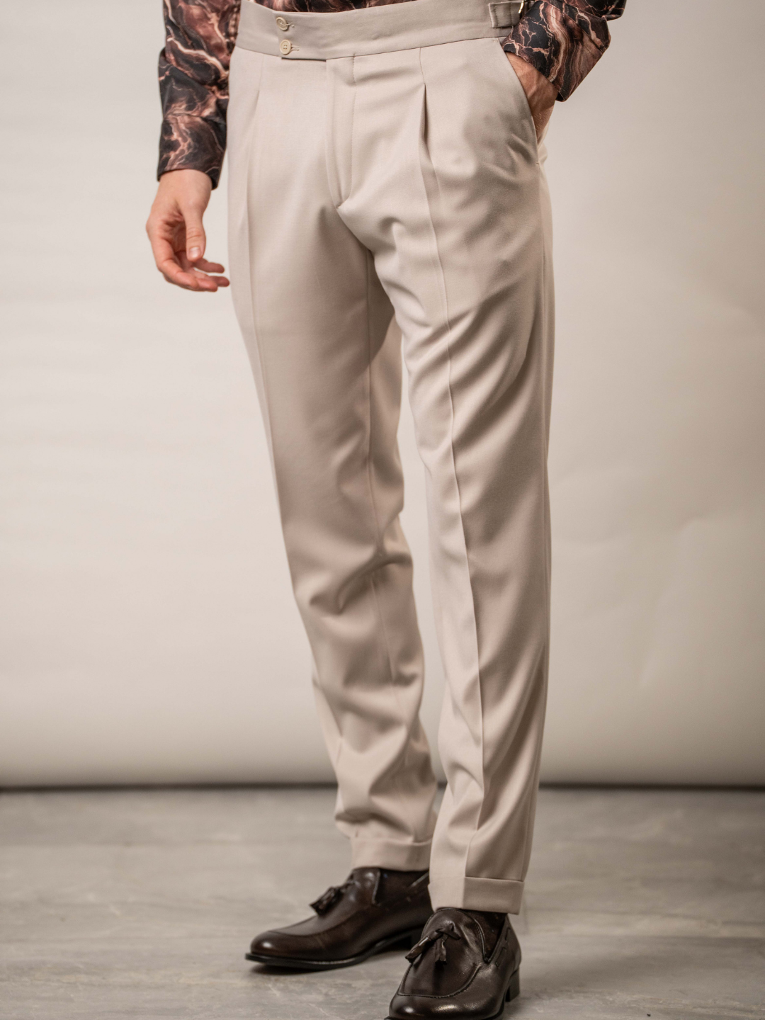 Pantalone beige con pinces – Karl Mommoo