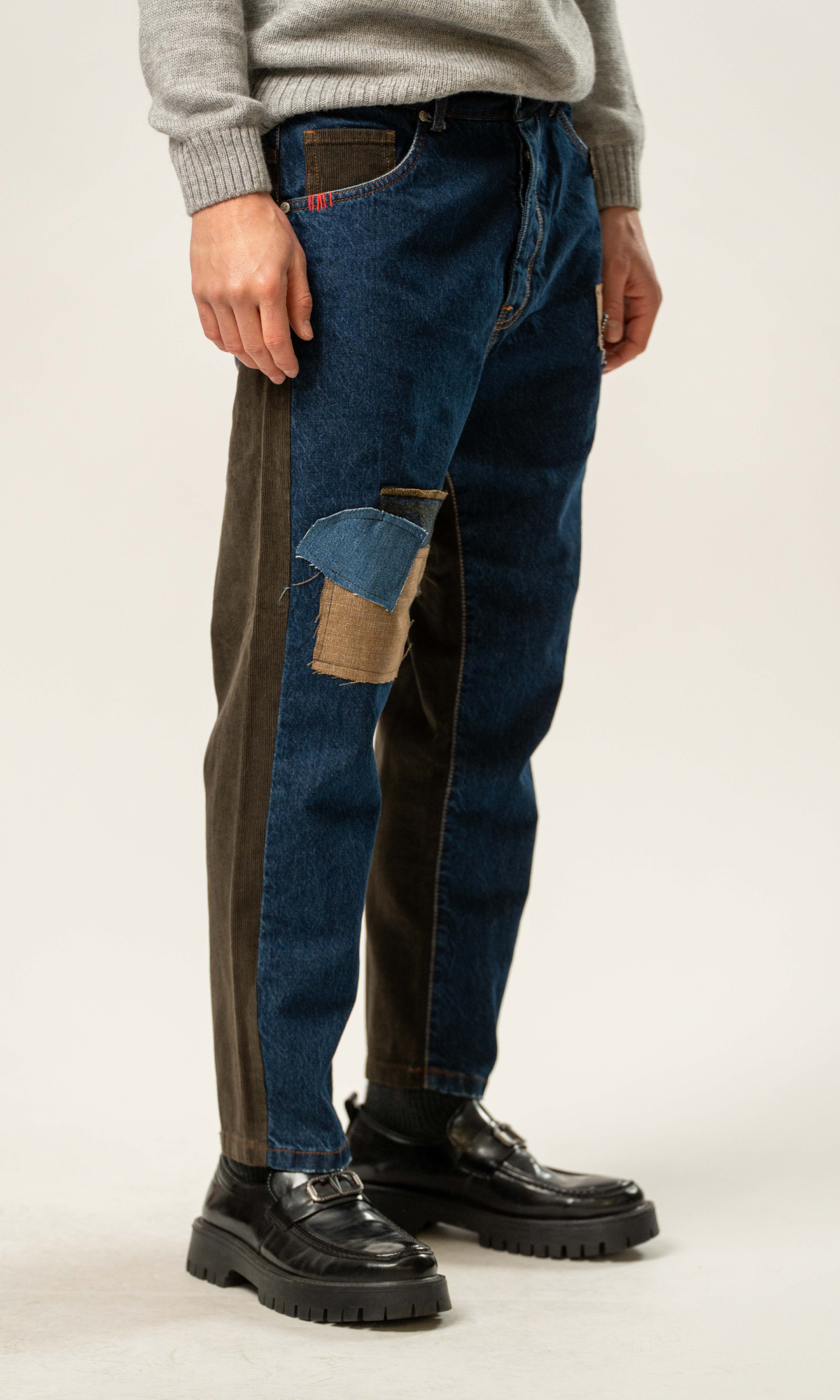 Jeans cropped con toppe