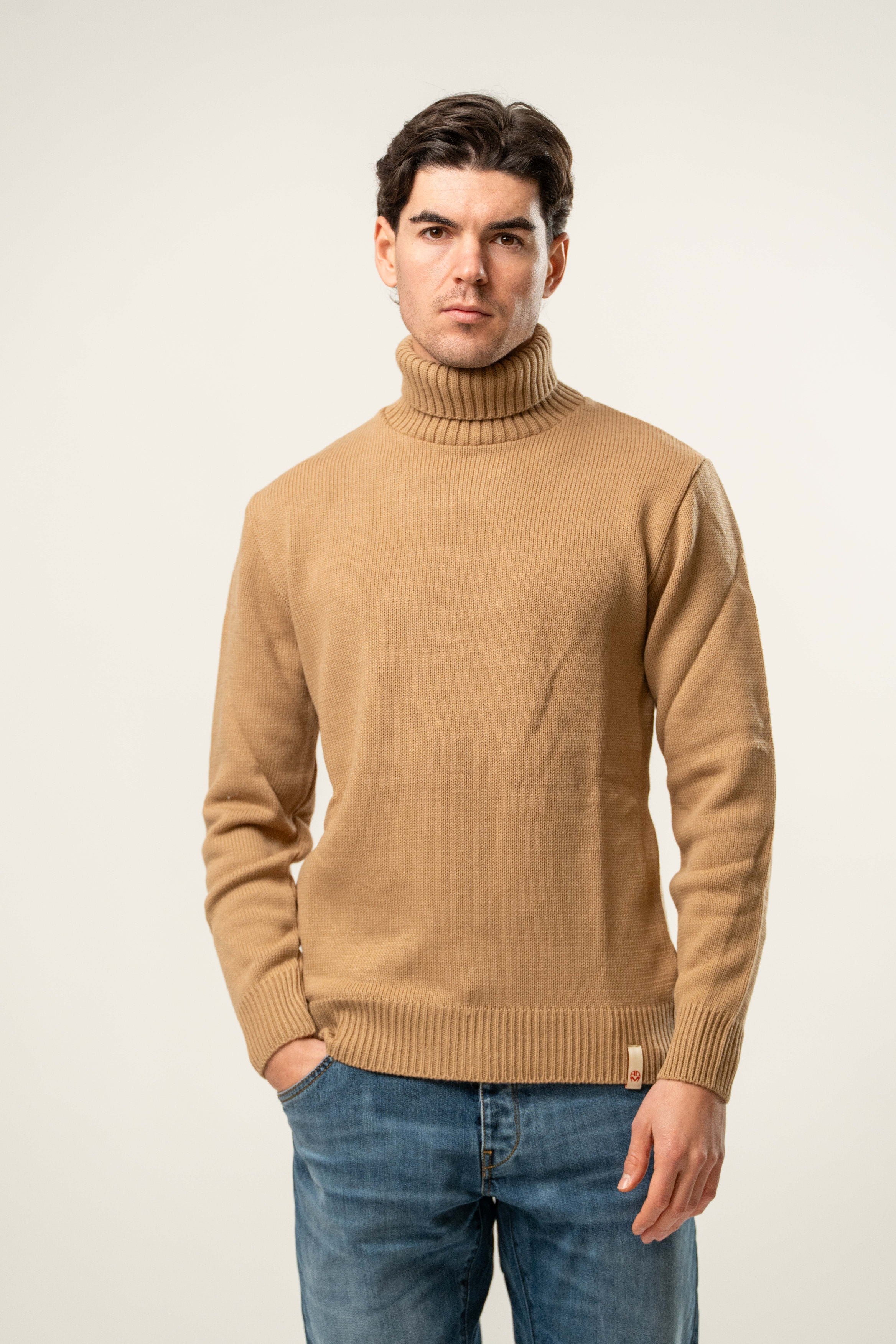 Maglia uomo dolcevita in maglia color cammello