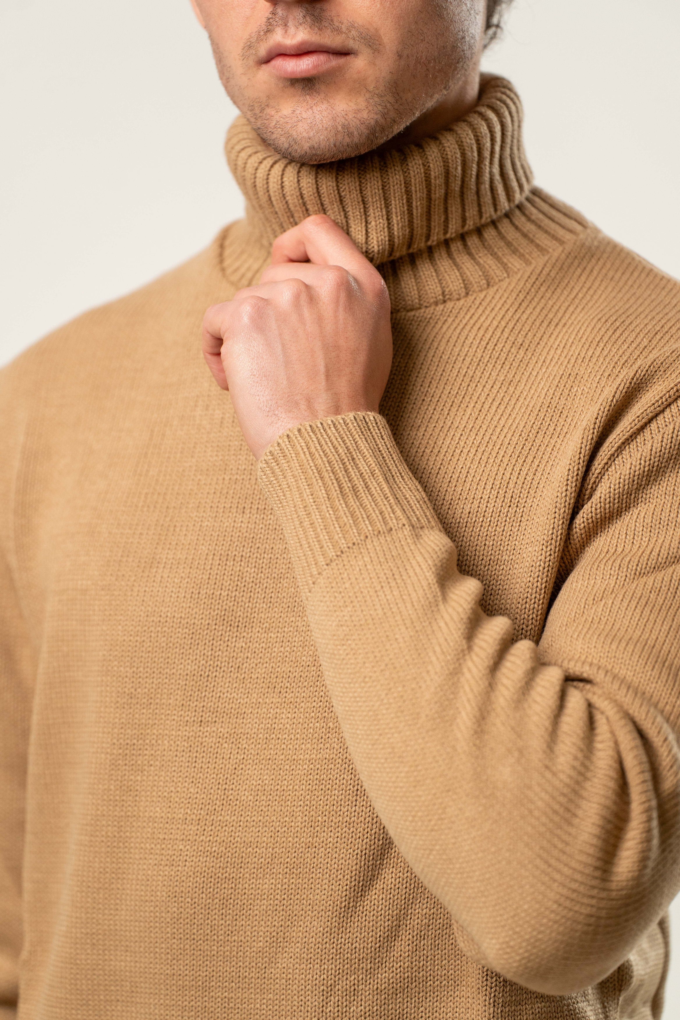 Maglia uomo dolcevita in maglia color cammello