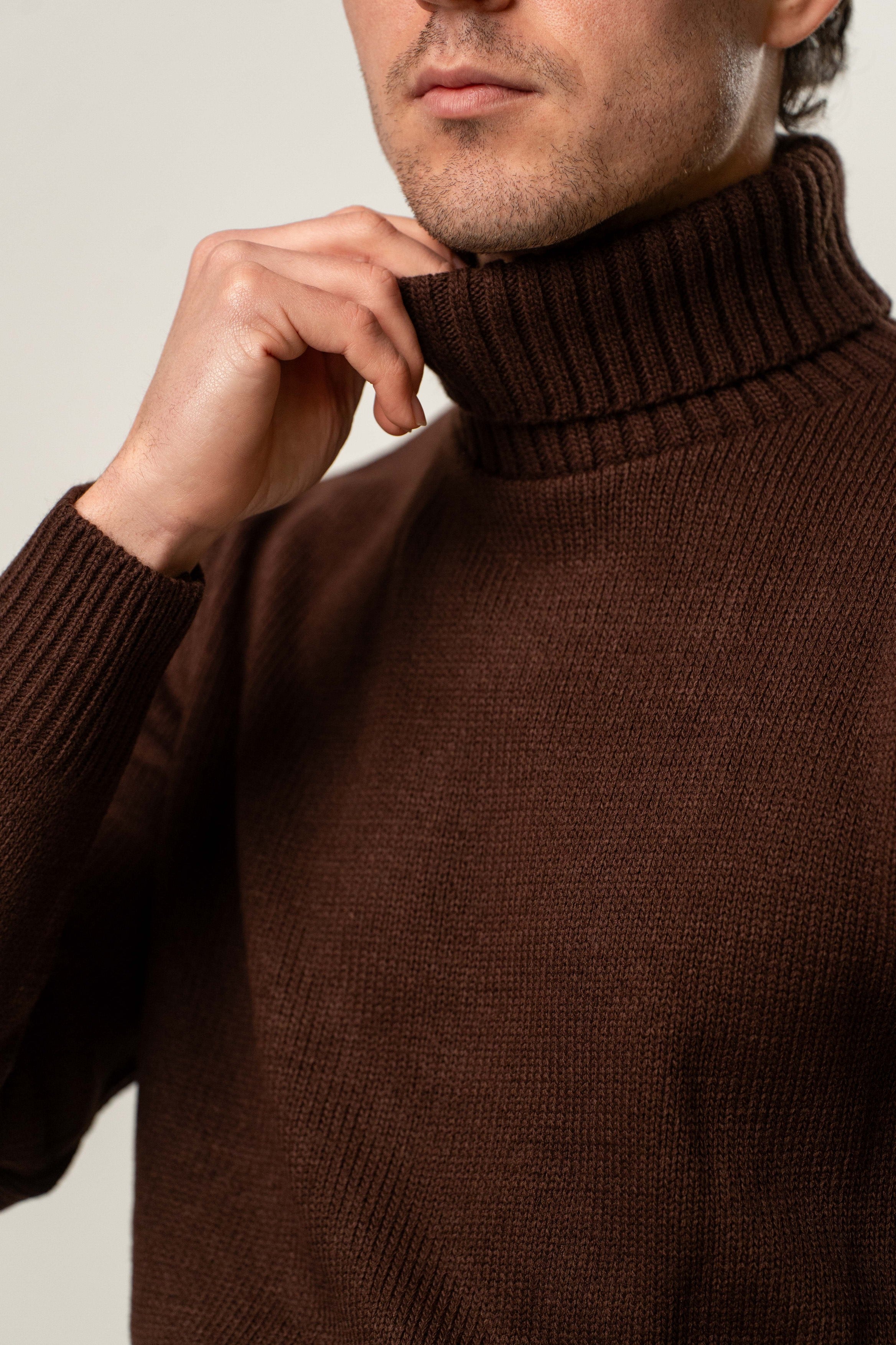 Maglia uomo dolcevita in maglia marrone