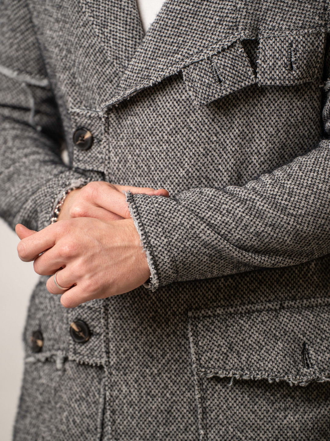 Cappotto con cappuccio effetto lana e tagli vivi – Karl Mommoo