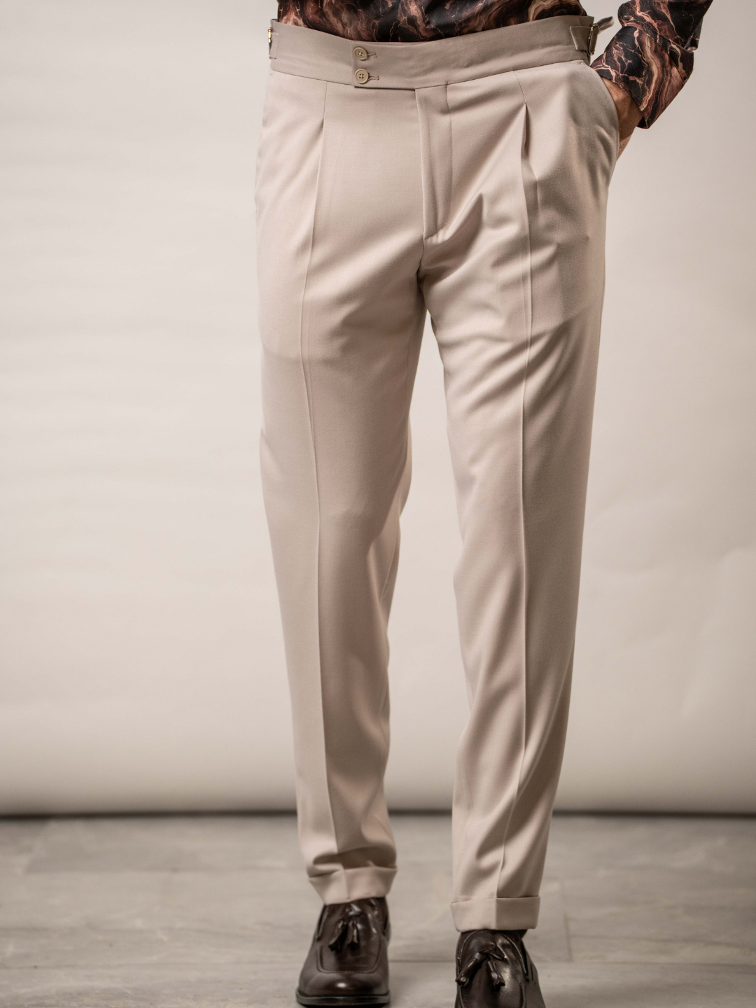 Pantalone beige con pinces – Karl Mommoo