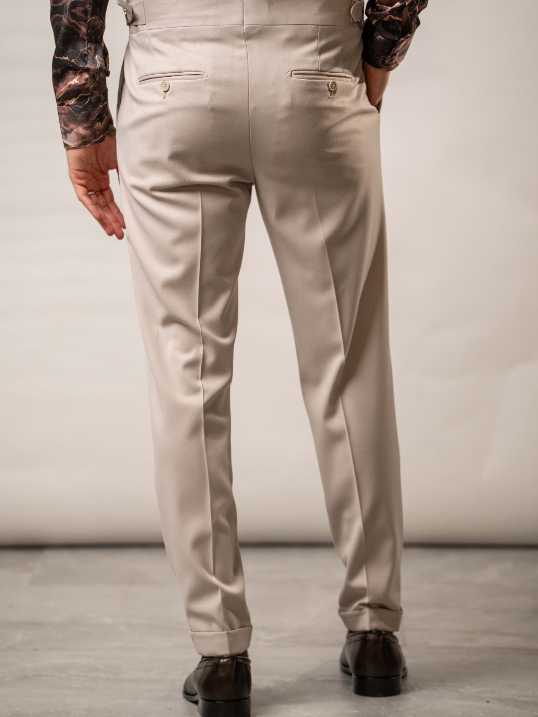 Pantalone beige con pinces – Karl Mommoo