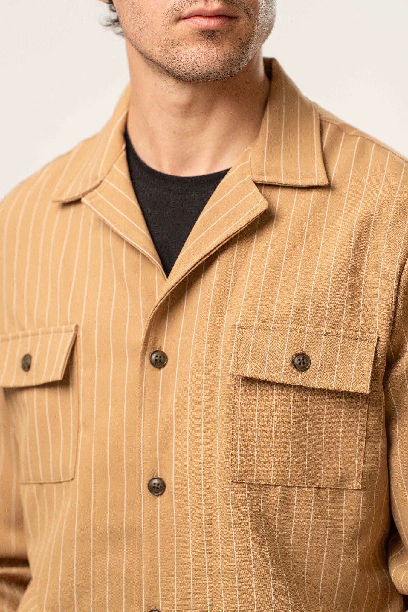 Giacca camicia uomo a righe sottili color cammello