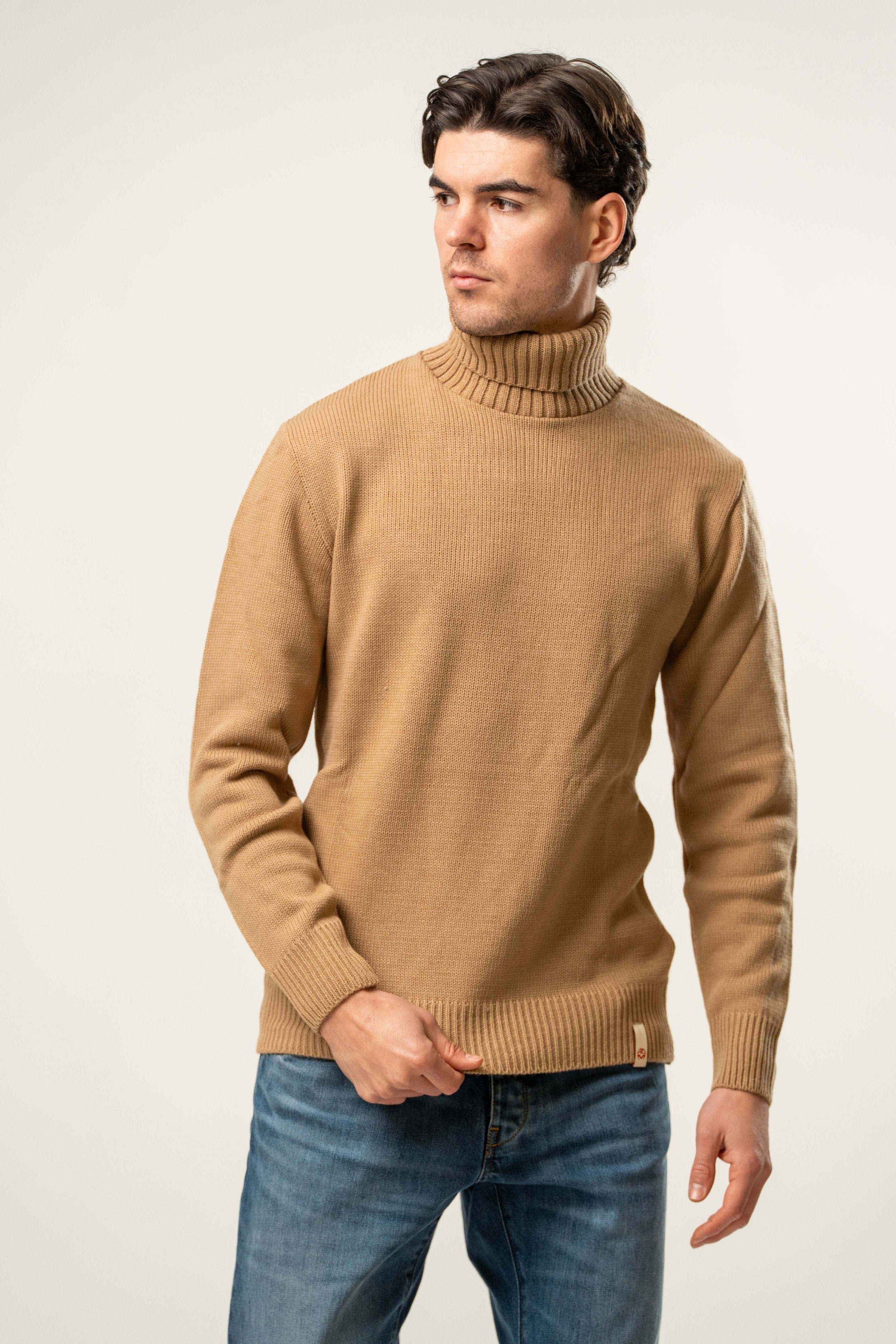 Maglia uomo dolcevita in maglia color cammello